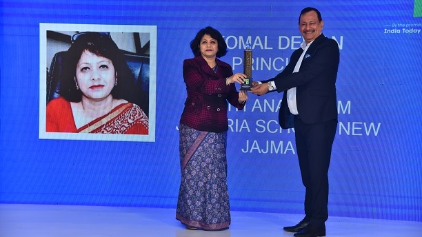 Principal Komal Dewan Honoured with Icon of Excellence Award